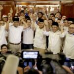 Ketua umum Partai Gerindra Prabowo Subianto beserta Pasangan Anies Baswedan-Sandiaga Uno juga tokoh partai pendukung menggelar jumpa pers di rumah kediaman, Jalan Kertanegara, Jakarta Selatan, Rabu (16/4). Prabowo mengucapkan selamat kepada Anies Baswedan dan Sandiaga Uno juga seluruh rakyat Jakarta dan partai yang telah mengusung Anies-Sandi di Pilkada DKI Jakarta. AKTUAL/Tino Oktaviano