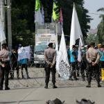 Sejumlah umat muslim dan massa Front Pembela Islam (FPI) melakukan aksi Massa kontra Basuki Tjahaya Purnama atau Ahok melakukan aksi di jalan sekitar Kementerian Pertanian, Ragunan, Jakarta Selatan, Kamis (20/4). Mereka tergabung dalam organisasi Front Pembela Islam (FPI), Gerakan Nasional Pengawal Fatwa MUI (GNPF MUI), dan Persaudaraan Muslimin Indonesia (Parmusi). Aksi ini dalam rangka mengawal sidang tuntutan terdakwa kasus penodaan agama yang dilakukan Gubernur DKI Jakarta, Basuki Tjahaja Purnama atau Ahok. AKTUAL/Tino Oktaviano