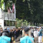 Sejumlah umat muslim dan massa Front Pembela Islam (FPI) melakukan aksi Massa kontra Basuki Tjahaya Purnama atau Ahok melakukan aksi di jalan sekitar Kementerian Pertanian, Ragunan, Jakarta Selatan, Kamis (20/4). Mereka tergabung dalam organisasi Front Pembela Islam (FPI), Gerakan Nasional Pengawal Fatwa MUI (GNPF MUI), dan Persaudaraan Muslimin Indonesia (Parmusi). Aksi ini dalam rangka mengawal sidang tuntutan terdakwa kasus penodaan agama yang dilakukan Gubernur DKI Jakarta, Basuki Tjahaja Purnama atau Ahok. AKTUAL/Tino Oktaviano