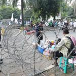 Sejumlah umat muslim dan massa Front Pembela Islam (FPI) melakukan aksi Massa kontra Basuki Tjahaya Purnama atau Ahok melakukan aksi di jalan sekitar Kementerian Pertanian, Ragunan, Jakarta Selatan, Kamis (20/4). Mereka tergabung dalam organisasi Front Pembela Islam (FPI), Gerakan Nasional Pengawal Fatwa MUI (GNPF MUI), dan Persaudaraan Muslimin Indonesia (Parmusi). Aksi ini dalam rangka mengawal sidang tuntutan terdakwa kasus penodaan agama yang dilakukan Gubernur DKI Jakarta, Basuki Tjahaja Purnama atau Ahok. AKTUAL/Tino Oktaviano