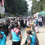 Sejumlah umat muslim dan massa Front Pembela Islam (FPI) melakukan aksi Massa kontra Basuki Tjahaya Purnama atau Ahok melakukan aksi di jalan sekitar Kementerian Pertanian, Ragunan, Jakarta Selatan, Kamis (20/4). Mereka tergabung dalam organisasi Front Pembela Islam (FPI), Gerakan Nasional Pengawal Fatwa MUI (GNPF MUI), dan Persaudaraan Muslimin Indonesia (Parmusi). Aksi ini dalam rangka mengawal sidang tuntutan terdakwa kasus penodaan agama yang dilakukan Gubernur DKI Jakarta, Basuki Tjahaja Purnama atau Ahok. AKTUAL/Tino Oktaviano