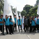 Sejumlah umat muslim dan massa Front Pembela Islam (FPI) melakukan aksi Massa kontra Basuki Tjahaya Purnama atau Ahok melakukan aksi di jalan sekitar Kementerian Pertanian, Ragunan, Jakarta Selatan, Kamis (20/4). Mereka tergabung dalam organisasi Front Pembela Islam (FPI), Gerakan Nasional Pengawal Fatwa MUI (GNPF MUI), dan Persaudaraan Muslimin Indonesia (Parmusi). Aksi ini dalam rangka mengawal sidang tuntutan terdakwa kasus penodaan agama yang dilakukan Gubernur DKI Jakarta, Basuki Tjahaja Purnama atau Ahok. AKTUAL/Tino Oktaviano