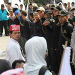 Sejumlah umat muslim dan massa Front Pembela Islam (FPI) melakukan aksi Massa kontra Basuki Tjahaya Purnama atau Ahok melakukan aksi di jalan sekitar Kementerian Pertanian, Ragunan, Jakarta Selatan, Kamis (20/4). Mereka tergabung dalam organisasi Front Pembela Islam (FPI), Gerakan Nasional Pengawal Fatwa MUI (GNPF MUI), dan Persaudaraan Muslimin Indonesia (Parmusi). Aksi ini dalam rangka mengawal sidang tuntutan terdakwa kasus penodaan agama yang dilakukan Gubernur DKI Jakarta, Basuki Tjahaja Purnama atau Ahok. AKTUAL/Tino Oktaviano