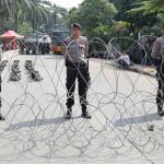 Sejumlah anggota polisi mengamankan aksi bela islam yang mengawal sidang tuntutan terdakwa kasus penodaan agama yang dilakukan Gubernur DKI Jakarta, Basuki Tjahaja Purnama atau Ahok. AKTUAL/Tino Oktaviano