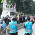 Sejumlah umat muslim dan massa Front Pembela Islam (FPI) melakukan aksi Massa kontra Basuki Tjahaya Purnama atau Ahok melakukan aksi di jalan sekitar Kementerian Pertanian, Ragunan, Jakarta Selatan, Kamis (20/4). Mereka tergabung dalam organisasi Front Pembela Islam (FPI), Gerakan Nasional Pengawal Fatwa MUI (GNPF MUI), dan Persaudaraan Muslimin Indonesia (Parmusi). Aksi ini dalam rangka mengawal sidang tuntutan terdakwa kasus penodaan agama yang dilakukan Gubernur DKI Jakarta, Basuki Tjahaja Purnama atau Ahok. AKTUAL/Tino Oktaviano