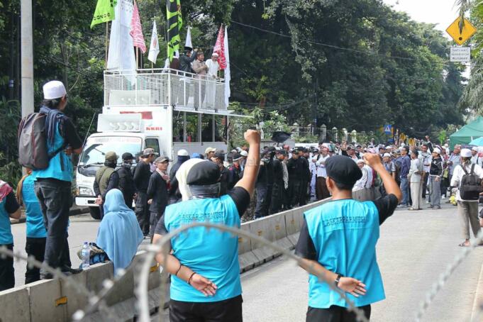 Sejumlah umat muslim dan massa Front Pembela Islam (FPI) melakukan aksi Massa kontra Basuki Tjahaya Purnama atau Ahok melakukan aksi di jalan sekitar Kementerian Pertanian, Ragunan, Jakarta Selatan, Kamis (20/4). Mereka tergabung dalam organisasi Front Pembela Islam (FPI), Gerakan Nasional Pengawal Fatwa MUI (GNPF MUI), dan Persaudaraan Muslimin Indonesia (Parmusi). Aksi ini dalam rangka mengawal sidang tuntutan terdakwa kasus penodaan agama yang dilakukan Gubernur DKI Jakarta, Basuki Tjahaja Purnama atau Ahok. AKTUAL/Tino Oktaviano