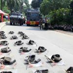 Sejumlah anggota polisi mengamankan aksi bela islam yang mengawal sidang tuntutan terdakwa kasus penodaan agama yang dilakukan Gubernur DKI Jakarta, Basuki Tjahaja Purnama atau Ahok. AKTUAL/Tino Oktaviano