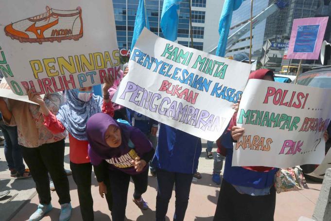 Puluhan buruh yang tergabung dalam Gabungan Serikat Buruh Independen (GSBI) melakukan aksi unjuk rasa di depan kantor Kedubes Jepang, Jakarta, Kamis (20/4). Dalam aksi ini mereka menuntut upah pemutusan hubungan kerja atas perusahaan brands asal Jepang yang belum dibayar selama 3 tahun. AKTUAL/Tino Oktaviano