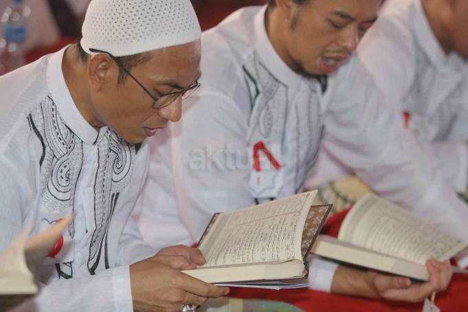 Ribuan warga binaan melantukan ayat-ayat suci Al-Quran dalam rangka peringatan Hari Bhakti Pemasyarakatan yang ke-53 di Rumah Tahanan Negara (Rutan) Kelas I Cipinang, Jakarta Timur, Kamis (20/4). Mengenakan baju koko putih dan peci, para napi yang mengaji disiarkan langsung melalui aplikasi Zoom dan terkoneksi dengan sejumlah lapas, rutan, dan Lembaga Pembinaan Khusus Anak (LPKA) lainnya di seluruh Indonesia, serta oleh seluruh jajaran Direktorat Jenderal Pemasyarakatan. Kegiatan ini berhasil tercatat dalam Museum Rekor Indonesia (Muri). AKTUAL/Tino Oktaviano