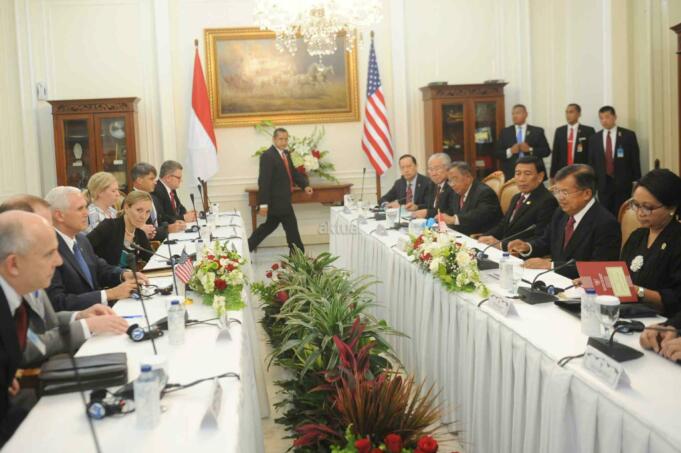 Wakil Presiden Jusuf Kalla menerima kuniungan Wakil Presiden AS Mike Pence di Istana Wapres, Jakarta, Kamis (20/4). Dalam pertemuan tersebut, Wapres Mike Pence memaparkan seputar kebijakan luar negeri baru 