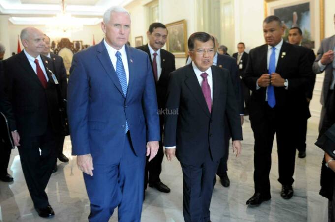 Wakil Presiden Jusuf Kalla menerima kuniungan Wakil Presiden AS Mike Pence di Istana Wapres, Jakarta, Kamis (20/4). Dalam pertemuan tersebut, Wapres Mike Pence memaparkan seputar kebijakan luar negeri baru 
