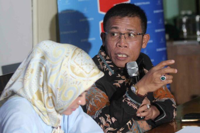 Politisi PDI Perjuangan Masinton Pasaribu bersama dengan Politisi Partai Gerindra Rachel Maryam saat menjadi pembicara dalam diskusi polemik bertema 'Setelah Pilkada Usai' di Jakarta, Sabtu (22/4). Diskusi tersebut membahas mengenai suasana politik usai Pilkada DKI Jakarta putaran kedua. AKTUAL/Tino Oktaviano
