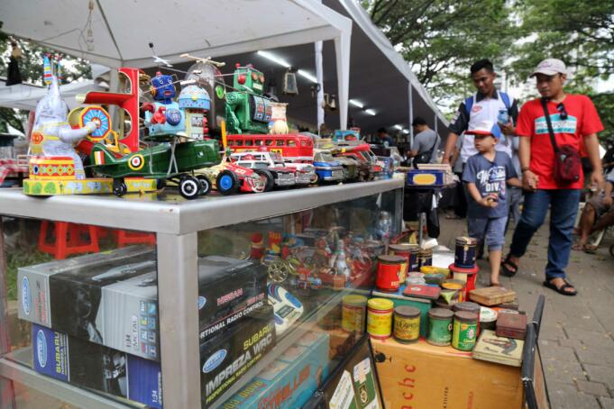 Pengunjug melihat motor di pameran Tumplek Blek 2017 di Senayan, Jakarta, Sabtu (1/4). Otobursa Tumplek Blek 2017 menampilkan sekitar 400 lapak dan bursa seputar dunia otomotif, spare parts, aksesori dan banyak lagi. AKTUAL/Tino Oktaviano