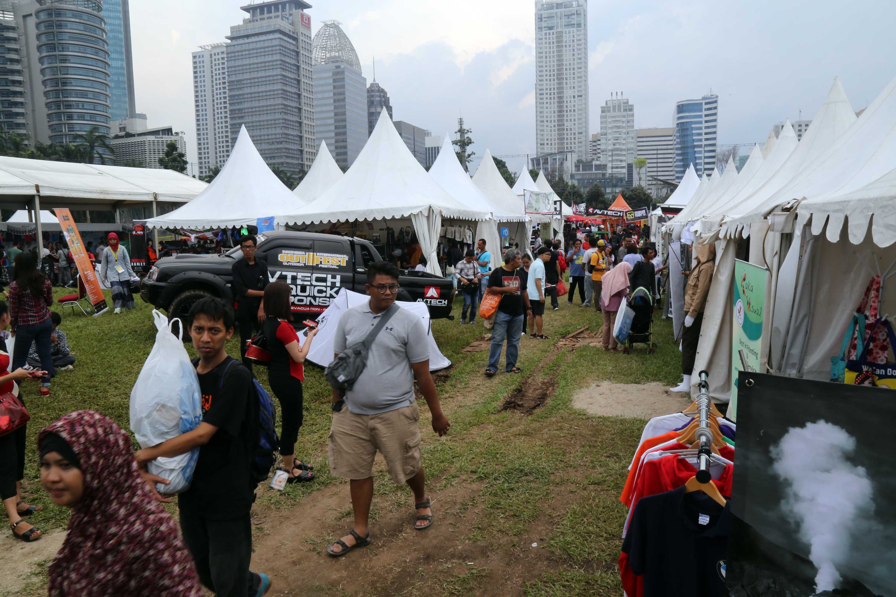Pengunjung melihat barang-barang kebutuhan olahraga outdoor di Festival International Indonesia Outdoor Festival 2017 di Jakarta, Jumat (1/4). Festival yang punya tagline 'Outdoor is Our Future' itu menghadirkan bermacam produk outdoor dan event menarik seperti memanah, kayak, lempar pisau, wall climbing, wildlife photography.Berbagai merk dagang bertema outdoor dan adventure menawarkan harga murah, dengan diskon sampai 50 persen. AKTUAL/Tino Oktaviano