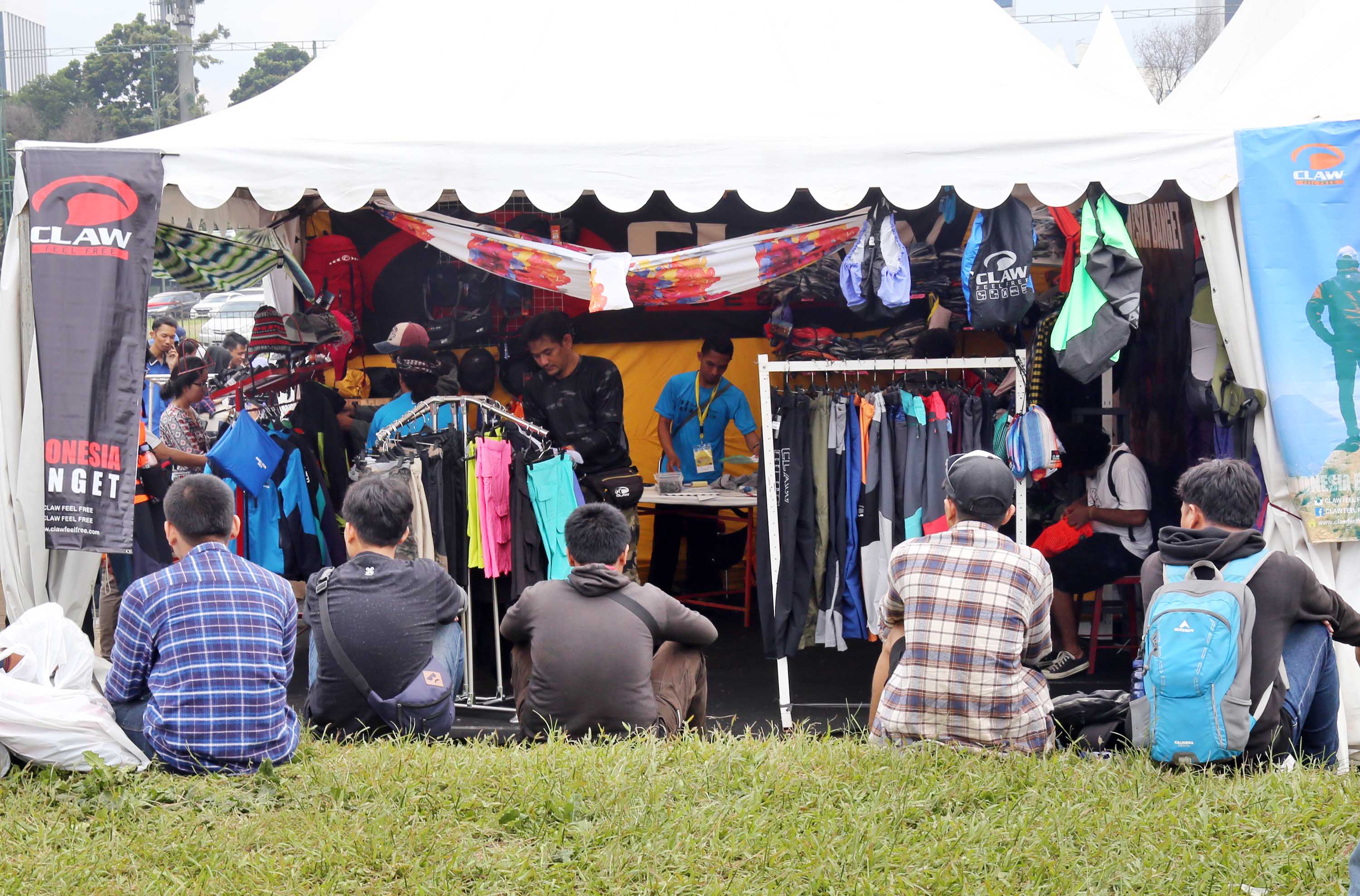 Pengunjung melihat barang-barang kebutuhan olahraga outdoor di Festival International Indonesia Outdoor Festival 2017 di Jakarta, Jumat (1/4). Festival yang punya tagline 'Outdoor is Our Future' itu menghadirkan bermacam produk outdoor dan event menarik seperti memanah, kayak, lempar pisau, wall climbing, wildlife photography.Berbagai merk dagang bertema outdoor dan adventure menawarkan harga murah, dengan diskon sampai 50 persen. AKTUAL/Tino Oktaviano