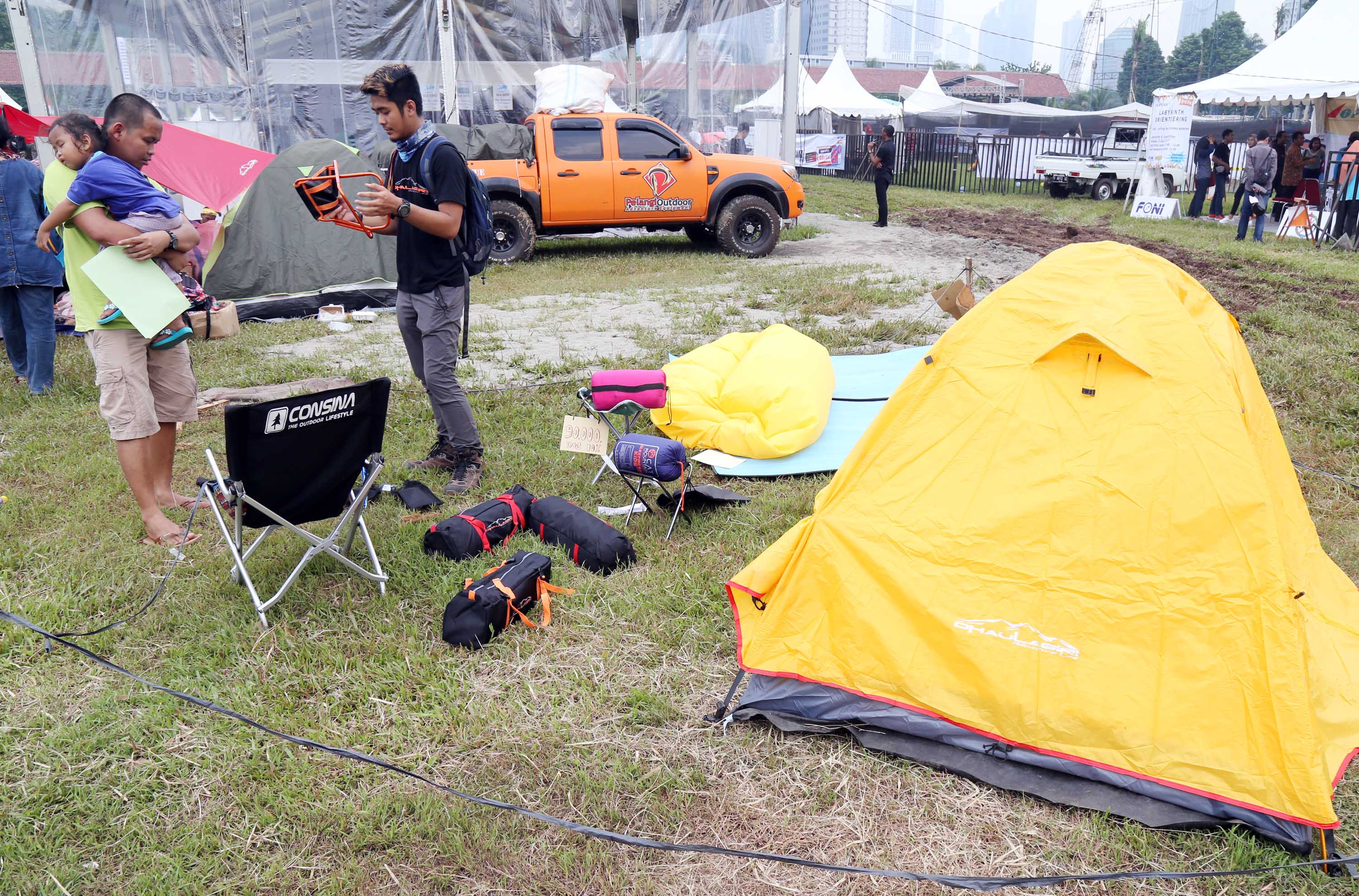 Pengunjung melihat barang-barang kebutuhan olahraga outdoor di Festival International Indonesia Outdoor Festival 2017 di Jakarta, Jumat (1/4). Festival yang punya tagline 'Outdoor is Our Future' itu menghadirkan bermacam produk outdoor dan event menarik seperti memanah, kayak, lempar pisau, wall climbing, wildlife photography.Berbagai merk dagang bertema outdoor dan adventure menawarkan harga murah, dengan diskon sampai 50 persen. AKTUAL/Tino Oktaviano