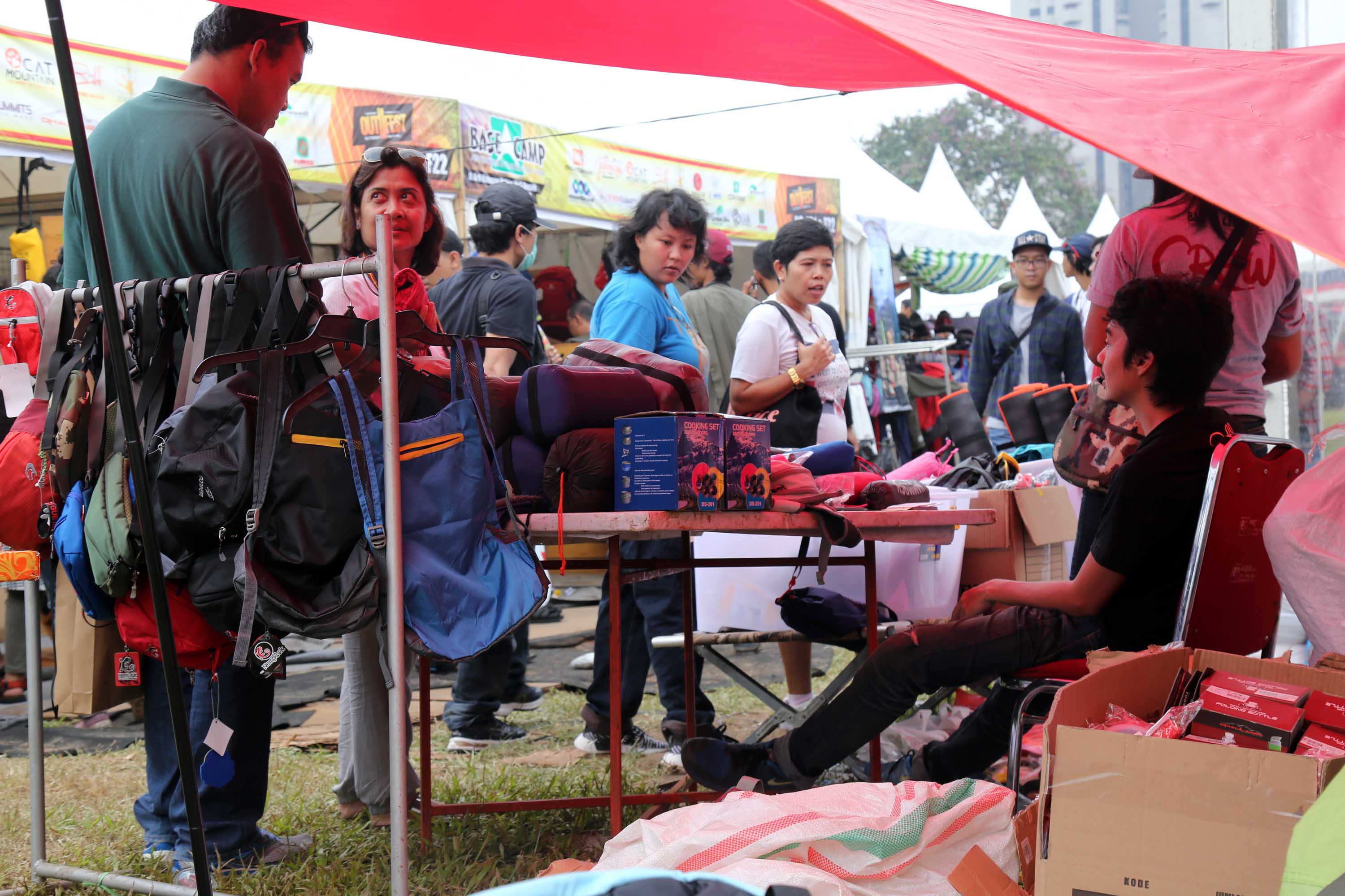 Pengunjung melihat barang-barang kebutuhan olahraga outdoor di Festival International Indonesia Outdoor Festival 2017 di Jakarta, Jumat (1/4). Festival yang punya tagline 'Outdoor is Our Future' itu menghadirkan bermacam produk outdoor dan event menarik seperti memanah, kayak, lempar pisau, wall climbing, wildlife photography.Berbagai merk dagang bertema outdoor dan adventure menawarkan harga murah, dengan diskon sampai 50 persen. AKTUAL/Tino Oktaviano
