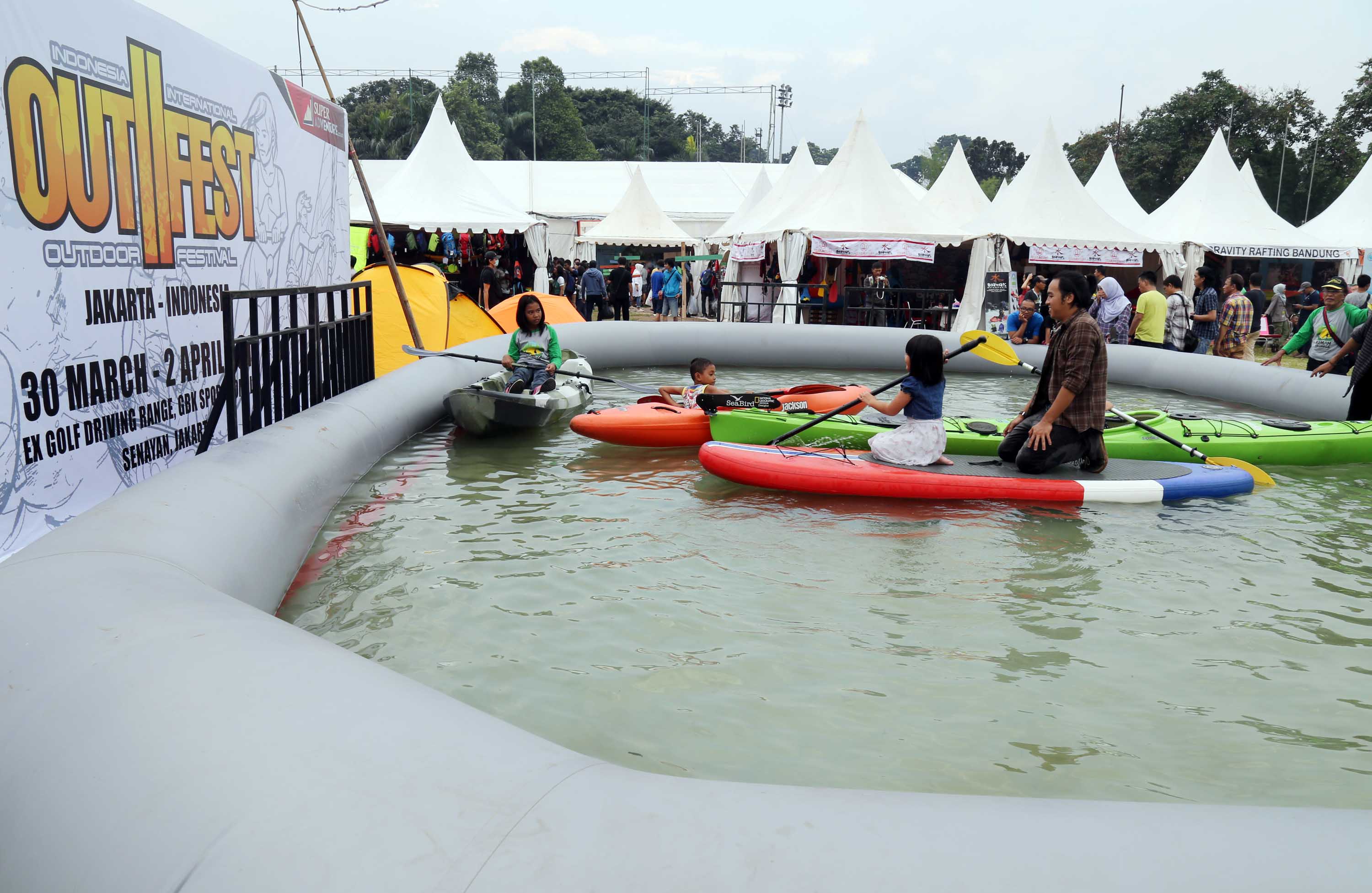 Pengunjung melihat barang-barang kebutuhan olahraga outdoor di Festival International Indonesia Outdoor Festival 2017 di Jakarta, Jumat (1/4). Festival yang punya tagline 'Outdoor is Our Future' itu menghadirkan bermacam produk outdoor dan event menarik seperti memanah, kayak, lempar pisau, wall climbing, wildlife photography.Berbagai merk dagang bertema outdoor dan adventure menawarkan harga murah, dengan diskon sampai 50 persen. AKTUAL/Tino Oktaviano