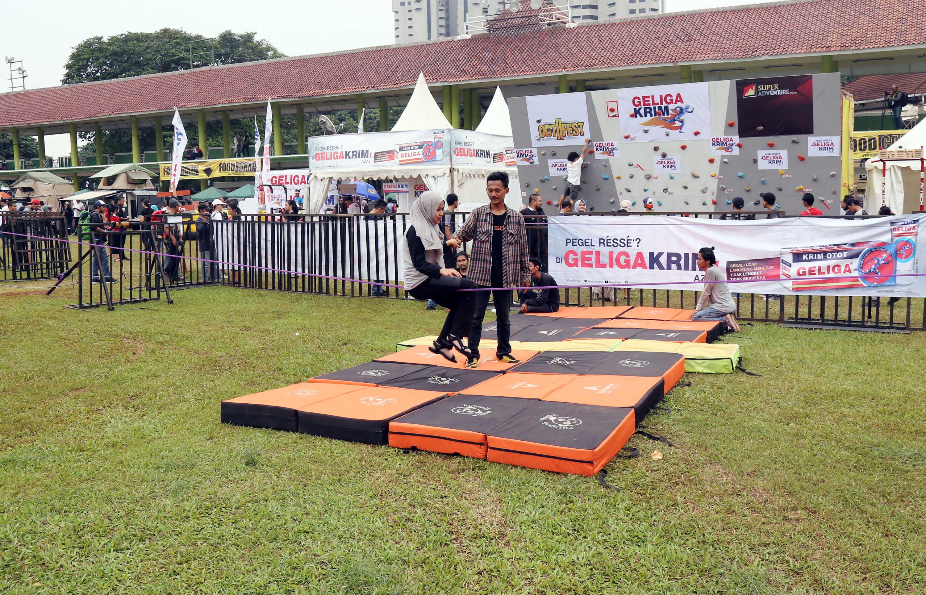 Pengunjung melihat barang-barang kebutuhan olahraga outdoor di Festival International Indonesia Outdoor Festival 2017 di Jakarta, Jumat (1/4). Festival yang punya tagline 'Outdoor is Our Future' itu menghadirkan bermacam produk outdoor dan event menarik seperti memanah, kayak, lempar pisau, wall climbing, wildlife photography.Berbagai merk dagang bertema outdoor dan adventure menawarkan harga murah, dengan diskon sampai 50 persen. AKTUAL/Tino Oktaviano