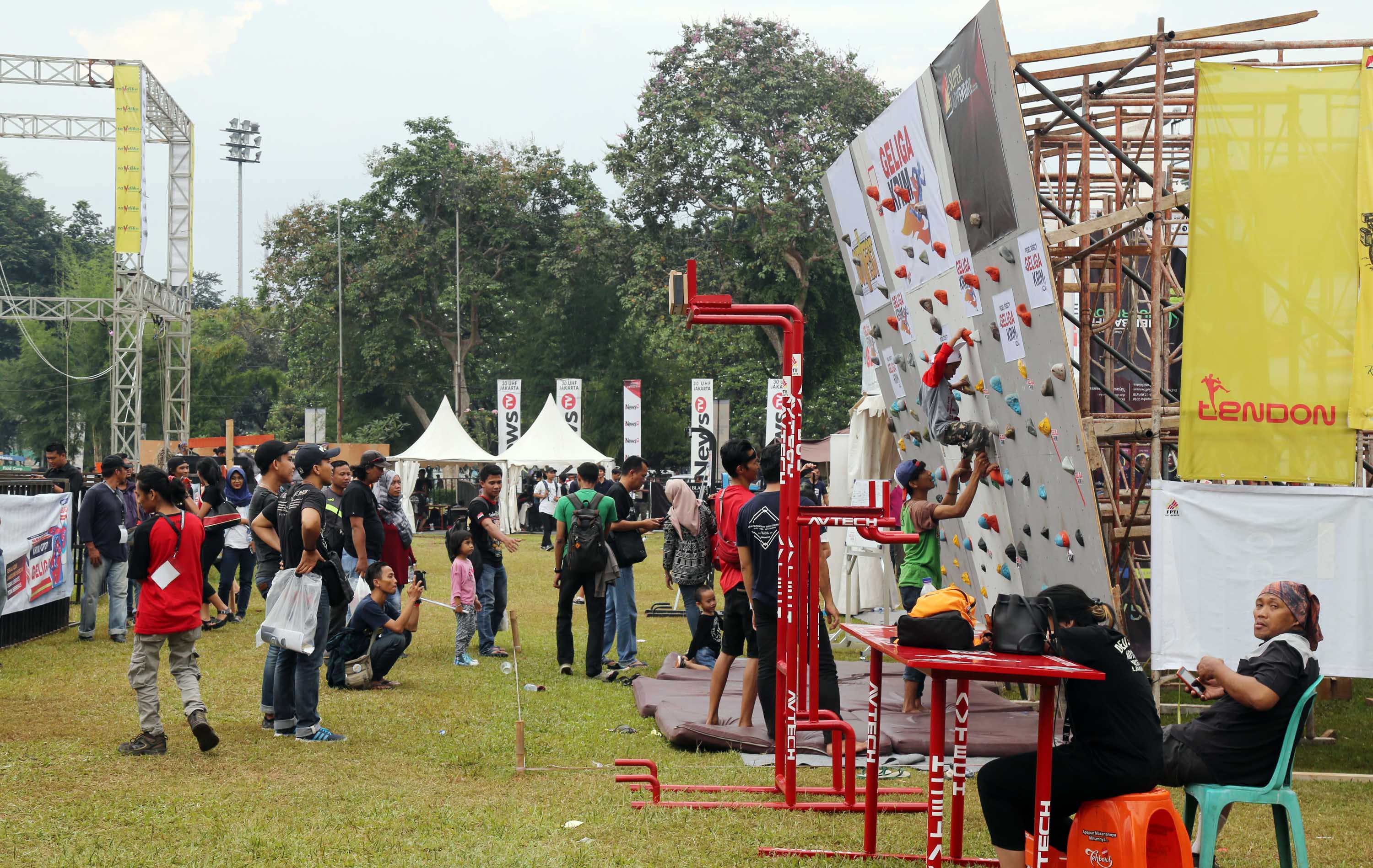 Pengunjung melihat barang-barang kebutuhan olahraga outdoor di Festival International Indonesia Outdoor Festival 2017 di Jakarta, Jumat (1/4). Festival yang punya tagline 'Outdoor is Our Future' itu menghadirkan bermacam produk outdoor dan event menarik seperti memanah, kayak, lempar pisau, wall climbing, wildlife photography.Berbagai merk dagang bertema outdoor dan adventure menawarkan harga murah, dengan diskon sampai 50 persen. AKTUAL/Tino Oktaviano