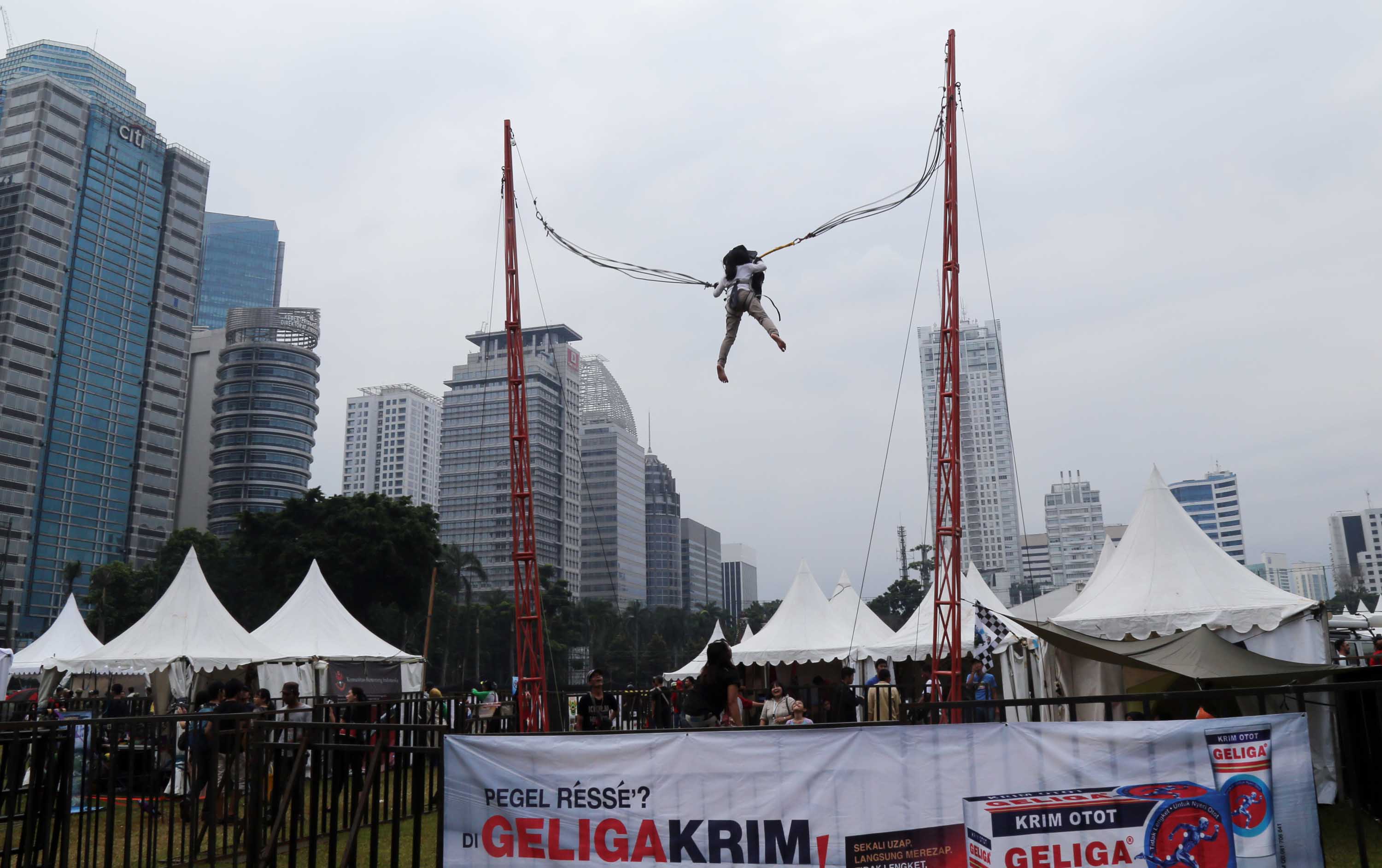 Pengunjung melihat barang-barang kebutuhan olahraga outdoor di Festival International Indonesia Outdoor Festival 2017 di Jakarta, Jumat (1/4). Festival yang punya tagline 'Outdoor is Our Future' itu menghadirkan bermacam produk outdoor dan event menarik seperti memanah, kayak, lempar pisau, wall climbing, wildlife photography.Berbagai merk dagang bertema outdoor dan adventure menawarkan harga murah, dengan diskon sampai 50 persen. AKTUAL/Tino Oktaviano