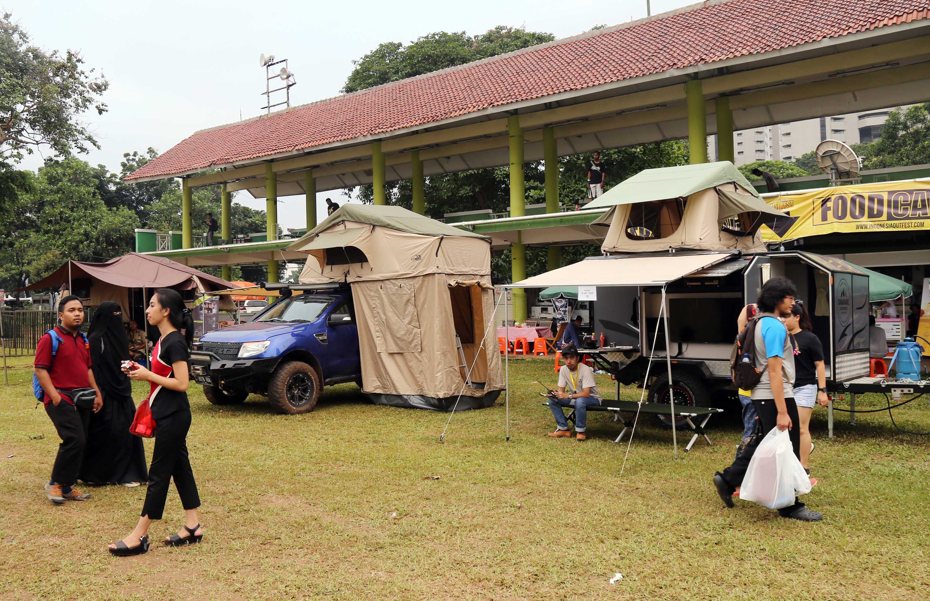 Pengunjung melihat barang-barang kebutuhan olahraga outdoor di Festival International Indonesia Outdoor Festival 2017 di Jakarta, Jumat (1/4). Festival yang punya tagline 'Outdoor is Our Future' itu menghadirkan bermacam produk outdoor dan event menarik seperti memanah, kayak, lempar pisau, wall climbing, wildlife photography.Berbagai merk dagang bertema outdoor dan adventure menawarkan harga murah, dengan diskon sampai 50 persen. AKTUAL/Tino Oktaviano