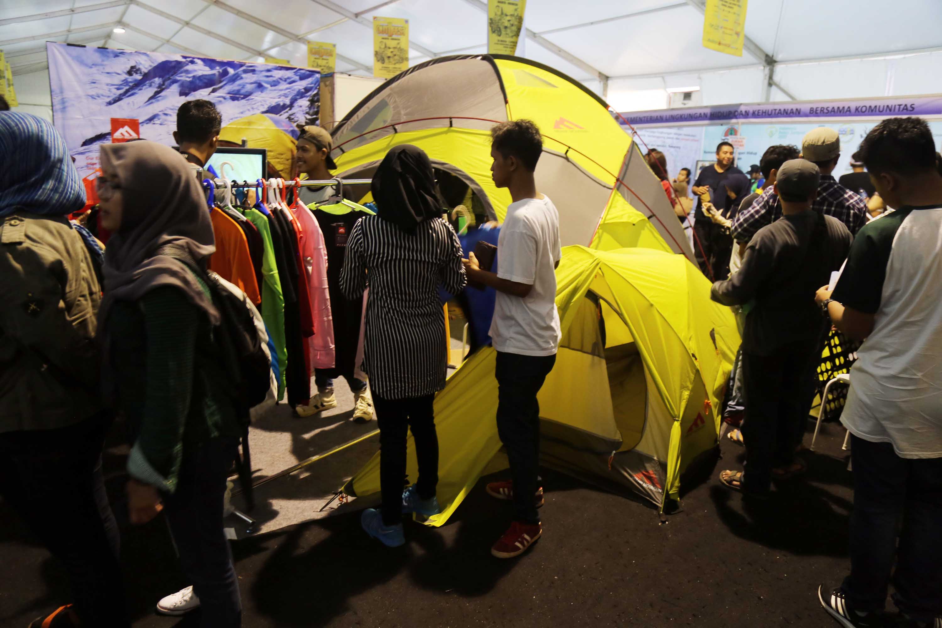 Pengunjung melihat barang-barang kebutuhan olahraga outdoor di Festival International Indonesia Outdoor Festival 2017 di Jakarta, Jumat (1/4). Festival yang punya tagline 'Outdoor is Our Future' itu menghadirkan bermacam produk outdoor dan event menarik seperti memanah, kayak, lempar pisau, wall climbing, wildlife photography.Berbagai merk dagang bertema outdoor dan adventure menawarkan harga murah, dengan diskon sampai 50 persen. AKTUAL/Tino Oktaviano