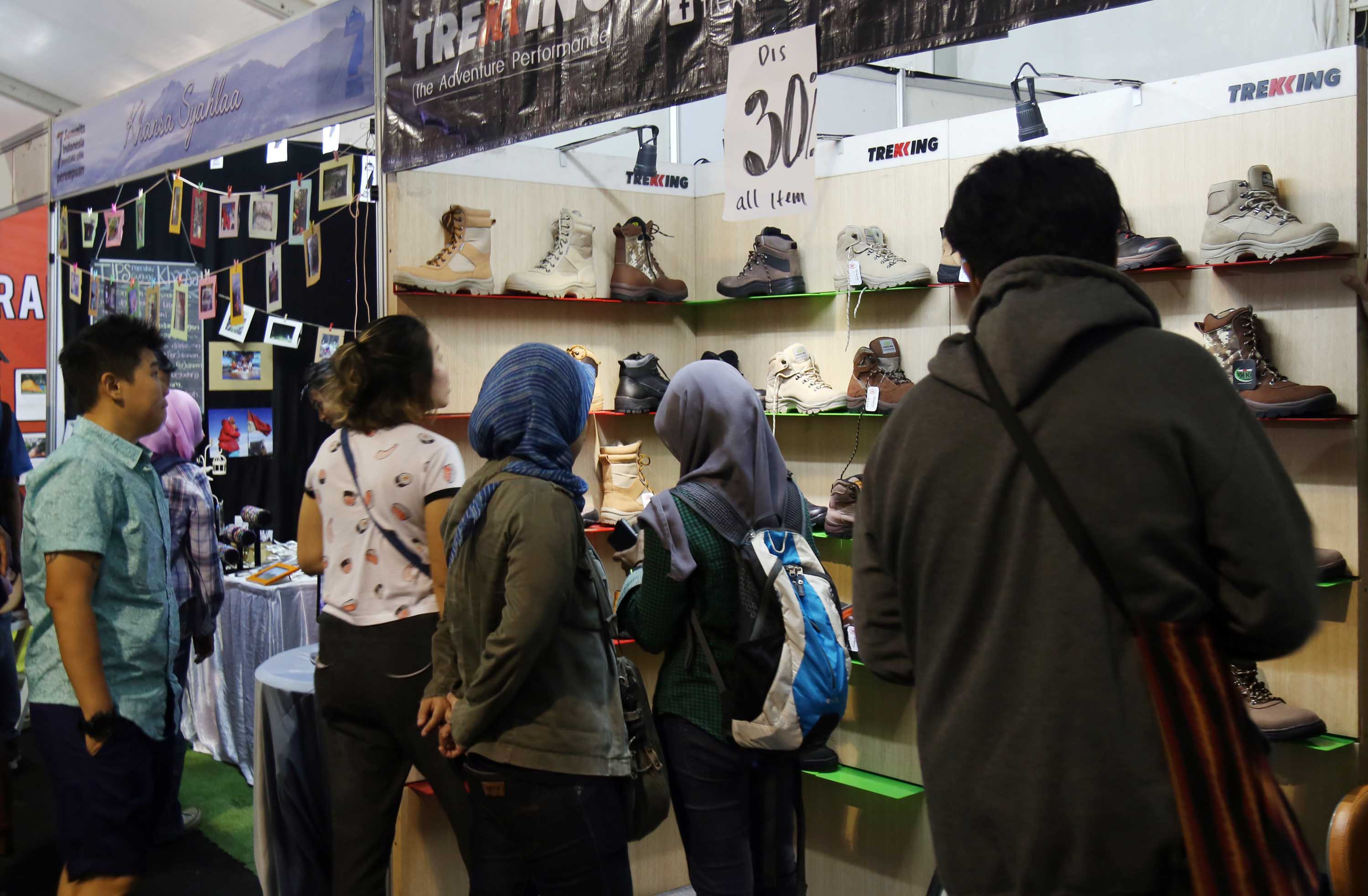 Pengunjung melihat barang-barang kebutuhan olahraga outdoor di Festival International Indonesia Outdoor Festival 2017 di Jakarta, Jumat (1/4). Festival yang punya tagline 'Outdoor is Our Future' itu menghadirkan bermacam produk outdoor dan event menarik seperti memanah, kayak, lempar pisau, wall climbing, wildlife photography.Berbagai merk dagang bertema outdoor dan adventure menawarkan harga murah, dengan diskon sampai 50 persen. AKTUAL/Tino Oktaviano