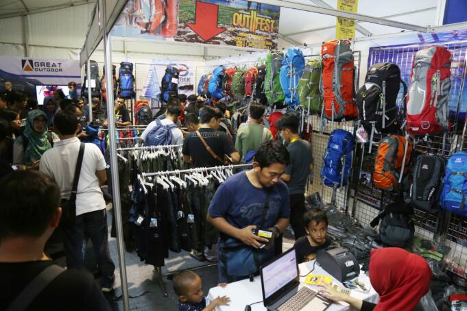 Pengunjung melihat barang-barang kebutuhan olahraga outdoor di Festival International Indonesia Outdoor Festival 2017 di Jakarta, Jumat (1/4). Festival yang punya tagline 'Outdoor is Our Future' itu menghadirkan bermacam produk outdoor dan event menarik seperti memanah, kayak, lempar pisau, wall climbing, wildlife photography.Berbagai merk dagang bertema outdoor dan adventure menawarkan harga murah, dengan diskon sampai 50 persen. AKTUAL/Tino Oktaviano