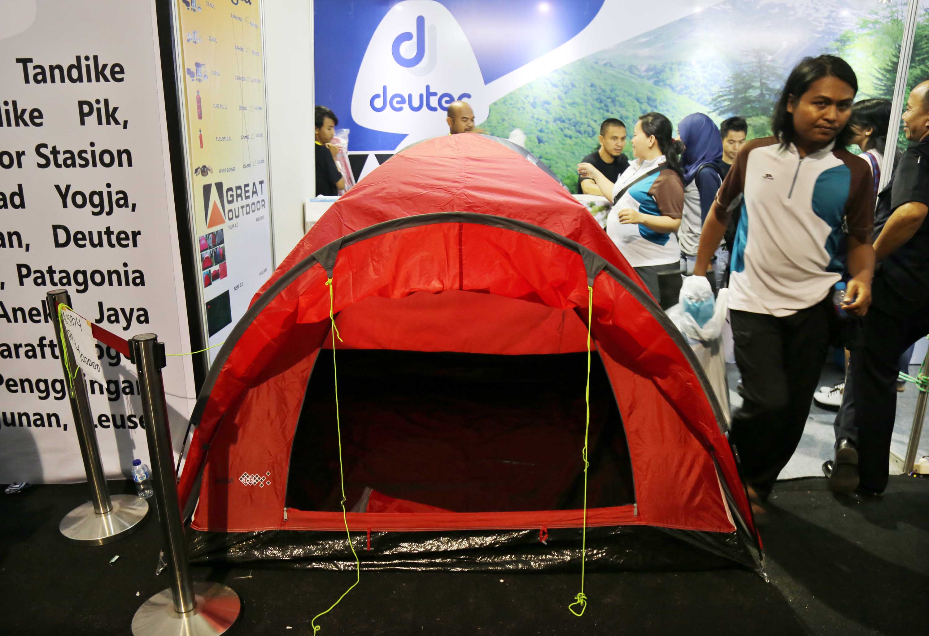 Pengunjung melihat barang-barang kebutuhan olahraga outdoor di Festival International Indonesia Outdoor Festival 2017 di Jakarta, Jumat (1/4). Festival yang punya tagline 'Outdoor is Our Future' itu menghadirkan bermacam produk outdoor dan event menarik seperti memanah, kayak, lempar pisau, wall climbing, wildlife photography.Berbagai merk dagang bertema outdoor dan adventure menawarkan harga murah, dengan diskon sampai 50 persen. AKTUAL/Tino Oktaviano