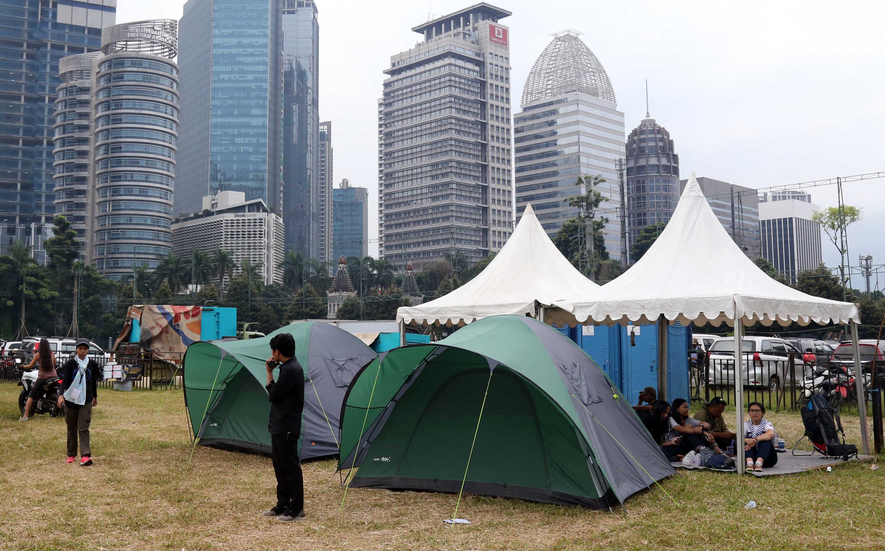 Pengunjung melihat barang-barang kebutuhan olahraga outdoor di Festival International Indonesia Outdoor Festival 2017 di Jakarta, Jumat (1/4). Festival yang punya tagline 'Outdoor is Our Future' itu menghadirkan bermacam produk outdoor dan event menarik seperti memanah, kayak, lempar pisau, wall climbing, wildlife photography.Berbagai merk dagang bertema outdoor dan adventure menawarkan harga murah, dengan diskon sampai 50 persen. AKTUAL/Tino Oktaviano