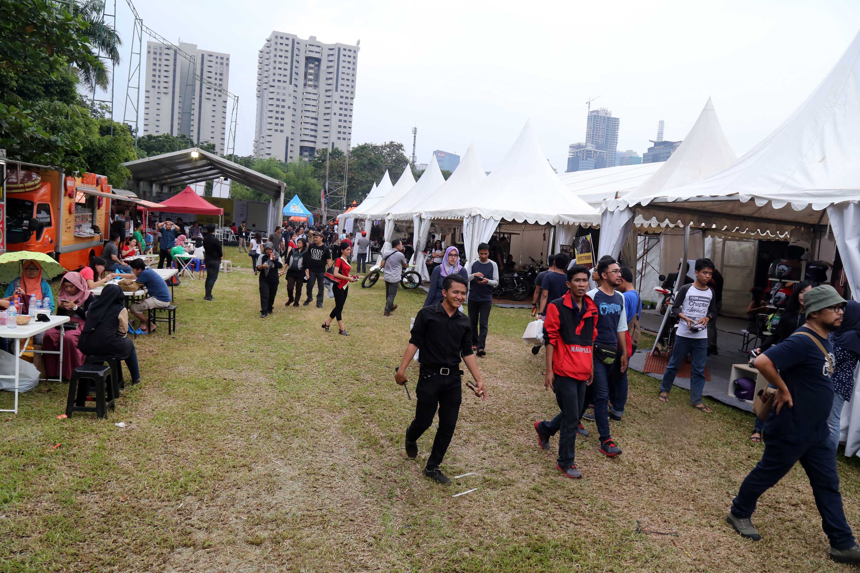 Pengunjung melihat barang-barang kebutuhan olahraga outdoor di Festival International Indonesia Outdoor Festival 2017 di Jakarta, Jumat (1/4). Festival yang punya tagline 'Outdoor is Our Future' itu menghadirkan bermacam produk outdoor dan event menarik seperti memanah, kayak, lempar pisau, wall climbing, wildlife photography.Berbagai merk dagang bertema outdoor dan adventure menawarkan harga murah, dengan diskon sampai 50 persen. AKTUAL/Tino Oktaviano