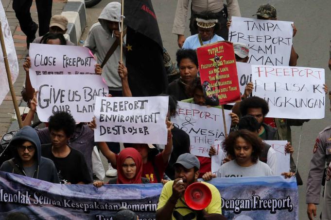 Aliansi Mahasiswa Papua (AMP) melakukan aksi bersama di depan Kantor PT Freeport Indonesia di Jalan HR Rasuna Said, Jakarta, Jumat (7/4). Mereka menuntut PT Freeport Indonesia menghentikan aktivitas pertambangan di Papua karena merugikan masyarakat Papua. Selama 50 tahun melakukan aktivitas tambang di tanah Papua, tidak ada sedikit pun keuntungan yang didapatkan masyarakat Papua. AKTUAL/Tino Oktaviano