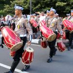 Sejumlah polisi menampilkan atraksi kesenian Rampak Gendang menhibur warga di Car Free Day kawasan Bundaran HI, Jakarta, Minggu (9/4). Aksi rampak gendang ini dalam rangka sosialisasi Polwanku, Sahabatku menemani sepanjang perjalanan kesekolah. Untuk kedepannya setiap angkutan bus sekolah gratis dan aman akan didampingi dua polwan selama perjalanan menuju sekolah. AKTUAL/Tino Oktaviano
