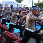 Sejumlah polisi menampilkan atraksi kesenian Rampak Gendang menhibur warga di Car Free Day kawasan Bundaran HI, Jakarta, Minggu (9/4). Aksi rampak gendang ini dalam rangka sosialisasi Polwanku, Sahabatku menemani sepanjang perjalanan kesekolah. Untuk kedepannya setiap angkutan bus sekolah gratis dan aman akan didampingi dua polwan selama perjalanan menuju sekolah. AKTUAL/Tino Oktaviano