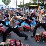 Sejumlah polisi menampilkan atraksi kesenian Rampak Gendang menhibur warga di Car Free Day kawasan Bundaran HI, Jakarta, Minggu (9/4). Aksi rampak gendang ini dalam rangka sosialisasi Polwanku, Sahabatku menemani sepanjang perjalanan kesekolah. Untuk kedepannya setiap angkutan bus sekolah gratis dan aman akan didampingi dua polwan selama perjalanan menuju sekolah. AKTUAL/Tino Oktaviano