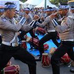 Sejumlah polisi menampilkan atraksi kesenian Rampak Gendang menhibur warga di Car Free Day kawasan Bundaran HI, Jakarta, Minggu (9/4). Aksi rampak gendang ini dalam rangka sosialisasi Polwanku, Sahabatku menemani sepanjang perjalanan kesekolah. Untuk kedepannya setiap angkutan bus sekolah gratis dan aman akan didampingi dua polwan selama perjalanan menuju sekolah. AKTUAL/Tino Oktaviano
