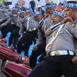 Sejumlah polisi menampilkan atraksi kesenian Rampak Gendang menhibur warga di Car Free Day kawasan Bundaran HI, Jakarta, Minggu (9/4). Aksi rampak gendang ini dalam rangka sosialisasi Polwanku, Sahabatku menemani sepanjang perjalanan kesekolah. Untuk kedepannya setiap angkutan bus sekolah gratis dan aman akan didampingi dua polwan selama perjalanan menuju sekolah. AKTUAL/Tino Oktaviano