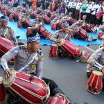 Sejumlah polisi menampilkan atraksi kesenian Rampak Gendang menhibur warga di Car Free Day kawasan Bundaran HI, Jakarta, Minggu (9/4). Aksi rampak gendang ini dalam rangka sosialisasi Polwanku, Sahabatku menemani sepanjang perjalanan kesekolah. Untuk kedepannya setiap angkutan bus sekolah gratis dan aman akan didampingi dua polwan selama perjalanan menuju sekolah. AKTUAL/Tino Oktaviano