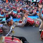 Sejumlah polisi menampilkan atraksi kesenian Rampak Gendang menhibur warga di Car Free Day kawasan Bundaran HI, Jakarta, Minggu (9/4). Aksi rampak gendang ini dalam rangka sosialisasi Polwanku, Sahabatku menemani sepanjang perjalanan kesekolah. Untuk kedepannya setiap angkutan bus sekolah gratis dan aman akan didampingi dua polwan selama perjalanan menuju sekolah. AKTUAL/Tino Oktaviano
