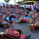 Sejumlah polisi menampilkan atraksi kesenian Rampak Gendang menhibur warga di Car Free Day kawasan Bundaran HI, Jakarta, Minggu (9/4). Aksi rampak gendang ini dalam rangka sosialisasi Polwanku, Sahabatku menemani sepanjang perjalanan kesekolah. Untuk kedepannya setiap angkutan bus sekolah gratis dan aman akan didampingi dua polwan selama perjalanan menuju sekolah. AKTUAL/Tino Oktaviano