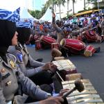 Sejumlah polisi menampilkan atraksi kesenian Rampak Gendang menhibur warga di Car Free Day kawasan Bundaran HI, Jakarta, Minggu (9/4). Aksi rampak gendang ini dalam rangka sosialisasi Polwanku, Sahabatku menemani sepanjang perjalanan kesekolah. Untuk kedepannya setiap angkutan bus sekolah gratis dan aman akan didampingi dua polwan selama perjalanan menuju sekolah. AKTUAL/Tino Oktaviano