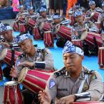 Sejumlah polisi menampilkan atraksi kesenian Rampak Gendang menhibur warga di Car Free Day kawasan Bundaran HI, Jakarta, Minggu (9/4). Aksi rampak gendang ini dalam rangka sosialisasi Polwanku, Sahabatku menemani sepanjang perjalanan kesekolah. Untuk kedepannya setiap angkutan bus sekolah gratis dan aman akan didampingi dua polwan selama perjalanan menuju sekolah. AKTUAL/Tino Oktaviano
