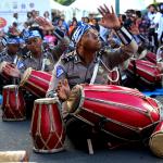 Sejumlah polisi menampilkan atraksi kesenian Rampak Gendang menhibur warga di Car Free Day kawasan Bundaran HI, Jakarta, Minggu (9/4). Aksi rampak gendang ini dalam rangka sosialisasi Polwanku, Sahabatku menemani sepanjang perjalanan kesekolah. Untuk kedepannya setiap angkutan bus sekolah gratis dan aman akan didampingi dua polwan selama perjalanan menuju sekolah. AKTUAL/Tino Oktaviano