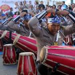 Sejumlah polisi menampilkan atraksi kesenian Rampak Gendang menhibur warga di Car Free Day kawasan Bundaran HI, Jakarta, Minggu (9/4). Aksi rampak gendang ini dalam rangka sosialisasi Polwanku, Sahabatku menemani sepanjang perjalanan kesekolah. Untuk kedepannya setiap angkutan bus sekolah gratis dan aman akan didampingi dua polwan selama perjalanan menuju sekolah. AKTUAL/Tino Oktaviano