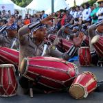 Sejumlah polisi menampilkan atraksi kesenian Rampak Gendang menhibur warga di Car Free Day kawasan Bundaran HI, Jakarta, Minggu (9/4). Aksi rampak gendang ini dalam rangka sosialisasi Polwanku, Sahabatku menemani sepanjang perjalanan kesekolah. Untuk kedepannya setiap angkutan bus sekolah gratis dan aman akan didampingi dua polwan selama perjalanan menuju sekolah. AKTUAL/Tino Oktaviano