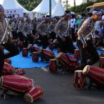 Sejumlah polisi menampilkan atraksi kesenian Rampak Gendang menhibur warga di Car Free Day kawasan Bundaran HI, Jakarta, Minggu (9/4). Aksi rampak gendang ini dalam rangka sosialisasi Polwanku, Sahabatku menemani sepanjang perjalanan kesekolah. Untuk kedepannya setiap angkutan bus sekolah gratis dan aman akan didampingi dua polwan selama perjalanan menuju sekolah. AKTUAL/Tino Oktaviano
