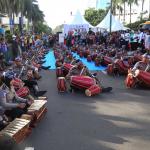 Sejumlah polisi menampilkan atraksi kesenian Rampak Gendang menhibur warga di Car Free Day kawasan Bundaran HI, Jakarta, Minggu (9/4). Aksi rampak gendang ini dalam rangka sosialisasi Polwanku, Sahabatku menemani sepanjang perjalanan kesekolah. Untuk kedepannya setiap angkutan bus sekolah gratis dan aman akan didampingi dua polwan selama perjalanan menuju sekolah. AKTUAL/Tino Oktaviano