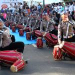 Sejumlah polisi menampilkan atraksi kesenian Rampak Gendang menhibur warga di Car Free Day kawasan Bundaran HI, Jakarta, Minggu (9/4). Aksi rampak gendang ini dalam rangka sosialisasi Polwanku, Sahabatku menemani sepanjang perjalanan kesekolah. Untuk kedepannya setiap angkutan bus sekolah gratis dan aman akan didampingi dua polwan selama perjalanan menuju sekolah. AKTUAL/Tino Oktaviano