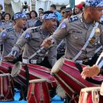 Sejumlah polisi menampilkan atraksi kesenian Rampak Gendang menhibur warga di Car Free Day kawasan Bundaran HI, Jakarta, Minggu (9/4). Aksi rampak gendang ini dalam rangka sosialisasi Polwanku, Sahabatku menemani sepanjang perjalanan kesekolah. Untuk kedepannya setiap angkutan bus sekolah gratis dan aman akan didampingi dua polwan selama perjalanan menuju sekolah. AKTUAL/Tino Oktaviano